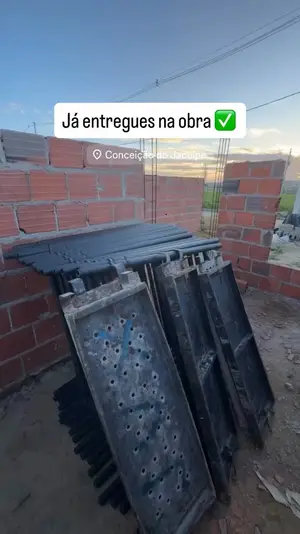 Andaimes já entregues na obra