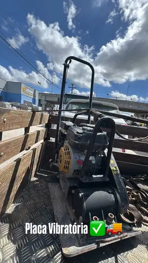 Placa vibratória a caminho da obra