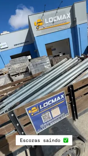 Escoras saindo da loja